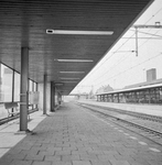 153243 Gezicht op de perrons van het N.S.station Rijswijk te Rijswijk.